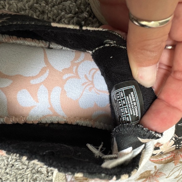 Roxy sneakers 7.5 - Picture 6 of 6